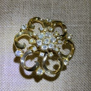 VINTAGE CORO Signed Gold & Rhinestone round pin brooch
